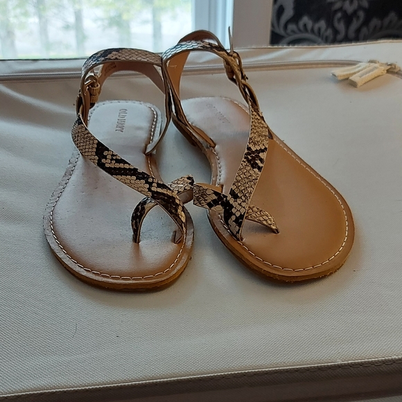 🌷Old Navy Sandals - Picture 2 of 6